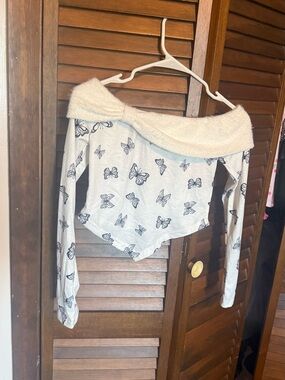 Off-Shoulder Butterfly Print Top in White and Navy